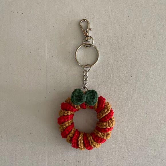 Set of 4 Handmade crochet Christmas wreath keychain ornament - Picture 4 of 8